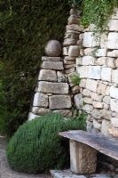Banc en pierre et Rosmarinus taillé - Romarin - Jardin de la Louve, Provence, France