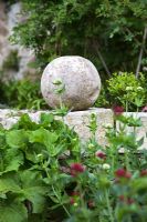 Fleuron en pierre sur mur en pierre sèche avec Centranthus ruber - Valériane - Jardin de la Louve, Provence, France
