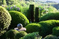 Topiaire dans le jardin de La Louve, Provence, France