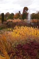 Donnant sur le jardin italien avec des herbes et des têtes de semences de plantes vivaces conçues par Tom Stuart-Smith - Trentham Gardens, Staffordshire, octobre