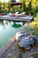 Piscine et terrasse en bois dans un jardin moderne