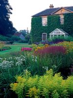 Dell Garden - Bressingham Hall contenant la plantation d'Agapanthus 'Bressingham White', Solidago, Heleniums - Bressingham Gardens, Norfolk, UK