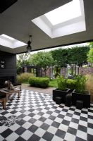 Carreaux à carreaux noir et blanc dans une 'salle de jardin' moderne - Hobrede, Hollande