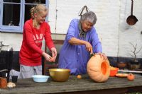 Leonie Woolhouse sculptant une citrouille pour Halloween avec sa petite-fille, Tabitha - The Old Sun House, Wymondham, Norfolk, NGS