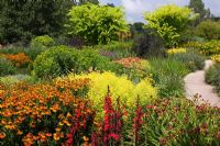 Jardin carré à RHS Rosemoor avec Achillea 'Paprika', Helenium 'Early Flowerer' Sahin 'Monarda' Prairienacht 'et Solidago' Goldenmosa '