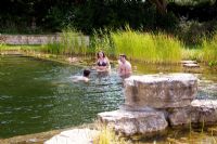 Jeunes nageant dans une piscine naturelle
