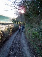 Les marcheurs sur une route de campagne dans le Devon, l'hiver