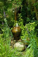 Dispositif d'eau de l'urne dans un petit jardin urbain