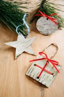 Faire des décorations de Noël à partir d'écorce de bouleau - Décorations finies d'une étoile, d'une boule et d'un cadeau