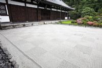 Un jardin karesansui, montrant l'effet de damier du gravier, conçu par Mirei Shigemori en 1939 - Tofuku-ji, Kyoto, Japon