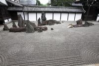 Un jardin karesansui, montrant quatre composites rocheux symbolisant les îles Elysées de l'est à l'ouest nommés Eiju, Horai, Koryo et Hojo, placé sur le sol de jardin de sable 'Hakkai', signifiant les huit mers agitées, conçu par Mirei Shigemori en 1939 - Tofuku-ji, Kyoto, Japon