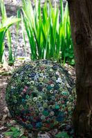 Boules de décoration en boutons dans le Jardin des sens - Zwartsluis, Hollande