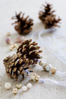 Faire des décorations en pomme de pin avec des perles - ÉTAPE 6. Enfiler des perles sur les rubans