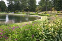 Parterres de fleurs en serre, RHS Gardens Wisley avec géraniums et Phlomis