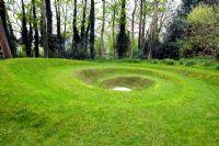 Terrain en gazon en spirale à Blakenham Woodland Garden, Suffolk