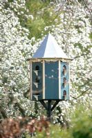 Gros plan du pigeonnier au parterre de fleurs et petit déjeuner à Velp, Brabant, Hollande