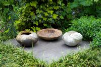 Trois pots en grès de Gordon Cooke sur socle entouré d'Ophiopogon planiscapus - 17 Poplar Grove
