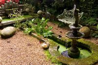 Étangs et rigoles dans le jardin englouti avec une caractéristique de l'eau à plusieurs niveaux et diverses plantes tolérantes à l'ombre, y compris les fougères. Le jardin secret de Serles House, Wimborne, Dorset, UK