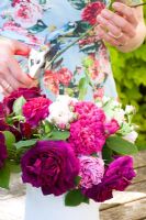 Coupe femme tiges de rose pour affichage floral sur table