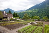 Un jardin du cloître avec des légumes dans la grande vallée de la Walser, Autriche