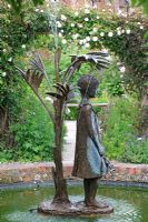 Pièce d'eau d'une fille - Burton Agnes Hall Walled Garden, North Yorkshire