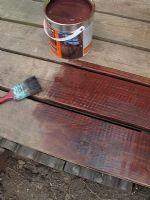 Les terrasses en bois ancien reçoivent un nouveau souffle avec une application de teinture à bois