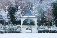 Jardin de ville formelle avec gazebo couvert de neige, Oxford, Royaume-Uni.