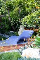 Fauteuil inclinable moderne dans un jardin de style méditerranéen contemporain