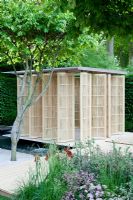 Structure de style japonais dans un jardin moderne