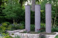 Colonnes sculpturales dans un jardin de style méditerranéen