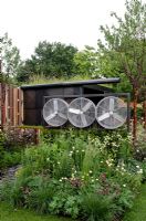 Éoliennes et structure métallique à ossature d'acier dans le jardin Stockton Drilling Winds of Change, médaillée d'or - RHS Chelsea Flower Show 2011