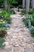 Chemin de jardin en utilisant la pierre de Cotswold récupérée