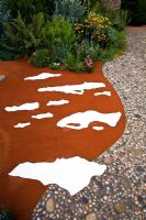Détail des surfaces représentant l'outback et les marais salants dans 'Le jardin australien présenté par les jardins botaniques royaux de Melbourne' - Médaillé d'or, RHS Chelsea Flower Show 2011