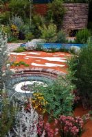 Plantation tolérante à la sécheresse et trou d'eau dans 'Le jardin australien présenté par les jardins botaniques royaux de Melbourne' - Médaillé d'or, RHS Chelsea Flower Show 2011