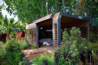Maison d'été contemporaine en bois et meubles en forme de galets dans 'Le jardin australien présenté par les jardins botaniques royaux de Melbourne' - Médaillé d'or, RHS Chelsea Flower Show 2011