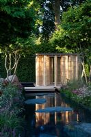 Pavillon de style japonais à côté d'un étang dans 'Le Jardin Laurent-Perrier par Luciano Giubbilei - Nature et intervention humaine' - Médaillé d'or, RHS Chelsea Flower Show 2011