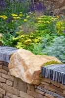 Détail de la pierre de york et du mur de pierres sèches d'ardoise - 'L'art du jardin du Yorkshire', parrainé par Welcome to Yorkshire - RHS Chelsea Flower Show 2011