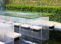 Table en verre et coin salon avec piscine en dessous - 'The B and Q Garden', médaille d'or, RHS Chelsea Flower Show 2011