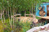 Jardin de la faune avec coin salon sous Betula - Bouleaux d'argent dans 'La Banque Royale du Canada avec le nouveau jardin sauvage RBC' - Médaillé d'argent doré, RHS Chelsea Flower Show 2011