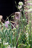 Vieille fourchette en bois parmi Allium, Verbena bonariensis et Verbascum - Garden Lover's Garden, The Garlic Farm - RHS Hampton Court Flower Show 2011