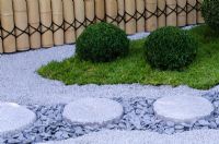 Pavés de granit à côté de Buxus - Boîte topiaire, sous-plantée de camomille - 'Jardin de moins en moins' - Médaillé de bronze, RHS Hampton Court Flower Show 2011