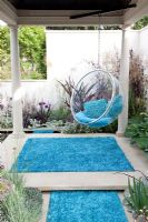 Siège de balançoire et tapis d'extérieur coloré. 'The Chilstone Garden', médaillé d'argent, RHS Chelsea Flower Show 2011