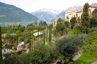 Les jardins botaniques du château de Trauttmansdorff à Merano, Italie avec le château en arrière-plan.