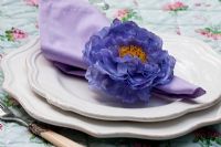 Un bel arrangement de table avec des plats blancs et des fleurs et des serviettes violettes - Sac à main Garde, Freising, Allemagne