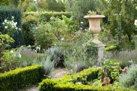 Vue sur le jardin avec urne décorative comme point focal, Garden Hackl, Mistelbach Autriche