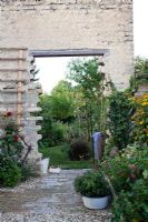 Entrée en arc de brique avec parterre de fleurs et arrangement décoratif, Garden Towanda, Mistelbach Autriche