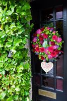 Couronne d'été par Susan Wright avec coeur 'Home Sweet Home' sur la porte d'entrée classique