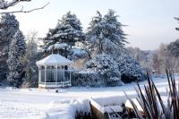 Jardins botaniques et serres de Birmingham - Pavillon dans un jardin couvert de neige
