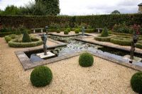 Étang formel et jardin de noeuds - Barnsdale Gardens