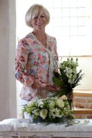 Femme, tenue, mariage, floral, arrangement